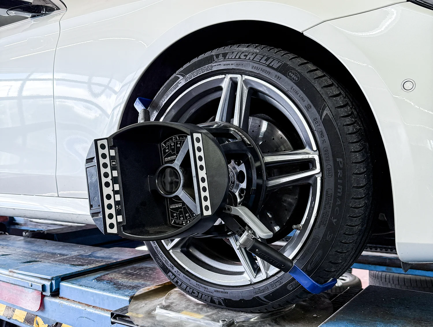 3D-Achsvermessung an einem Auto