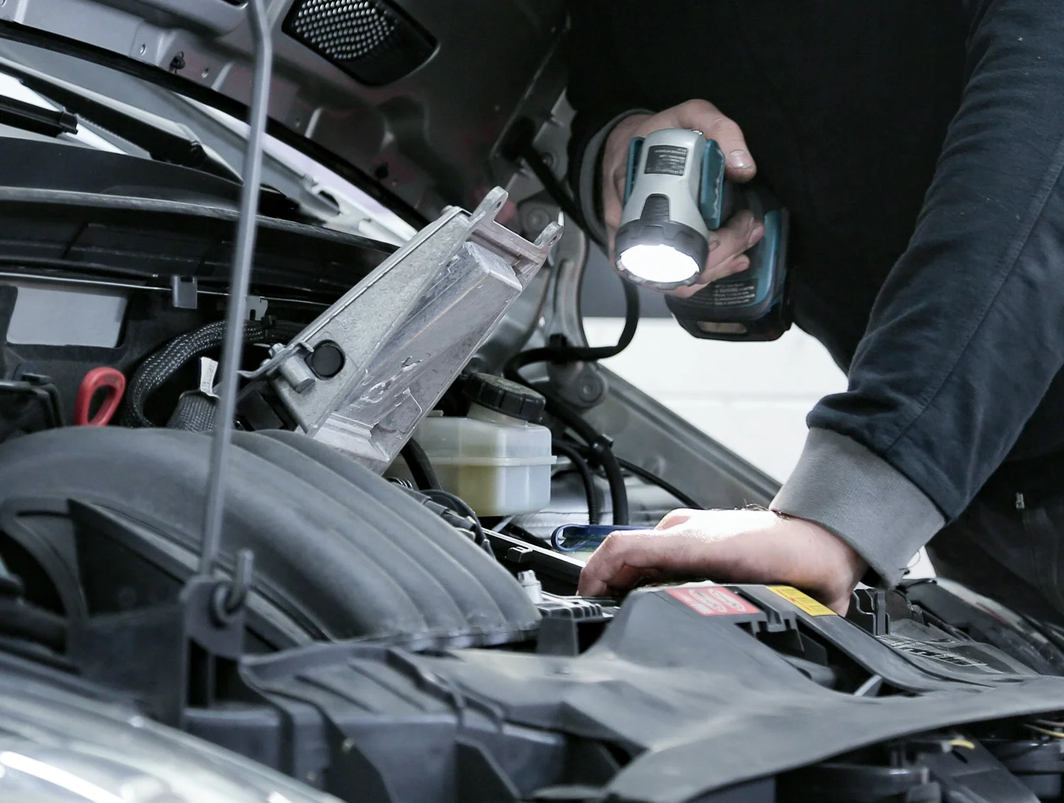 Inspektion eines Automotors mit Lampe