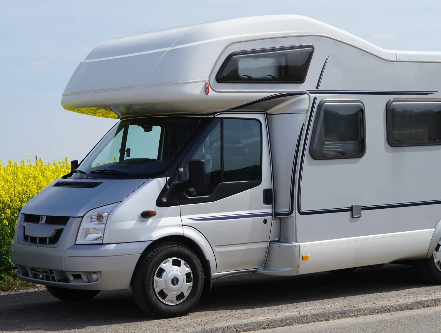 Wohnmobil steht auf einer Landstraße